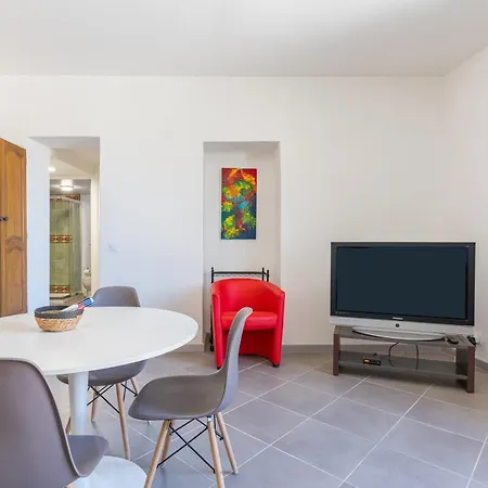 Vaste De 44 M Centre - N2 Apartment Charleval (Bouches-du-Rhone)